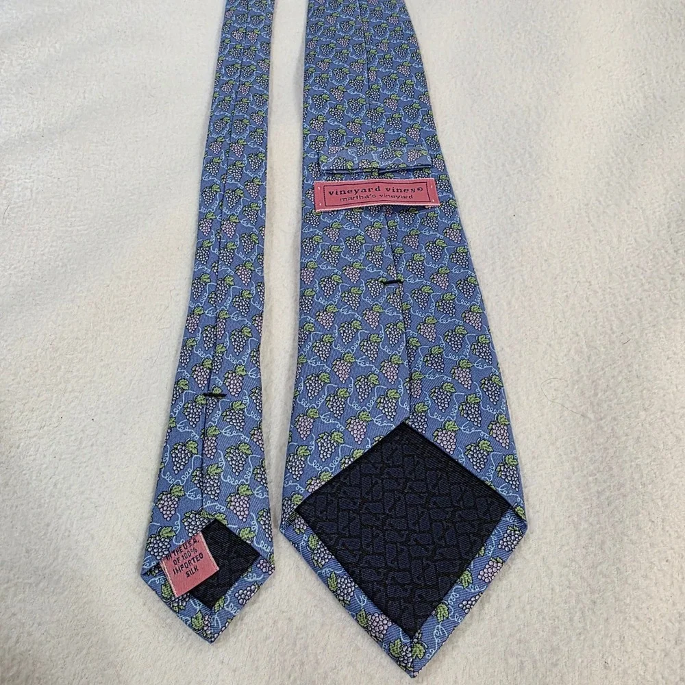 Vineyard Vines Mens Silk Tie Blue Grape Cluster Print Martha's Vineyard USA Made